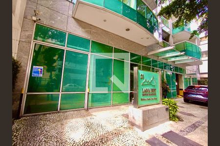 Apartamento para alugar com 95m², 1 quarto e 1 vagaFachada com cartaz QA.