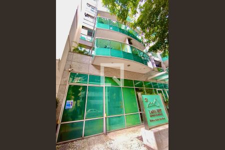 Apartamento para alugar com 95m², 1 quarto e 1 vagaFachada com cartaz QA.