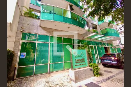 Apartamento para alugar com 95m², 1 quarto e 1 vagaFachada com cartaz QA.