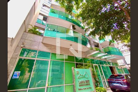 Apartamento para alugar com 95m², 1 quarto e 1 vagaFachada com cartaz QA.