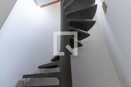 Casa à venda com 240m², 4 quartos e 4 vagas Casa à venda com 240m², 4 quartos e 4 vagasEscada