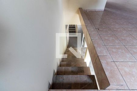 Casa à venda com 240m², 4 quartos e 4 vagas Casa à venda com 240m², 4 quartos e 4 vagasEscada