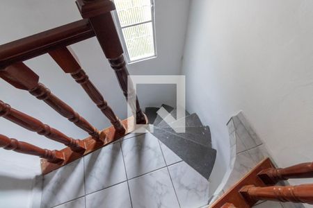 Casa à venda com 240m², 4 quartos e 4 vagas Casa à venda com 240m², 4 quartos e 4 vagasEscada