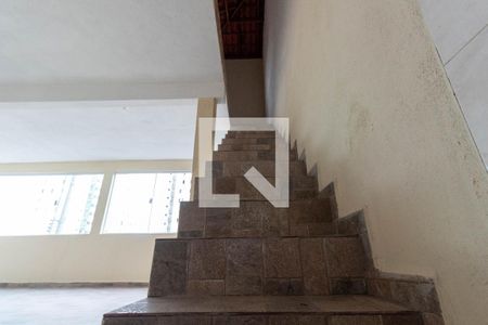 Casa à venda com 240m², 4 quartos e 4 vagas Casa à venda com 240m², 4 quartos e 4 vagasEscada