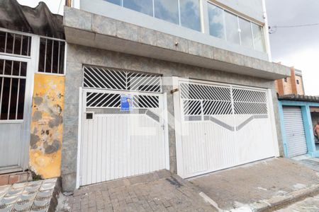 Casa à venda com 240m², 4 quartos e 4 vagas Casa à venda com 240m², 4 quartos e 4 vagasFachada