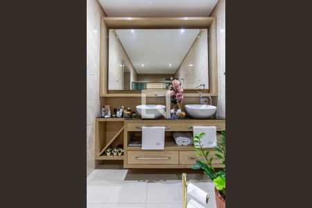 Casa à venda com 180m², 3 quartos e 2 vagasBanheiro  Suíte 