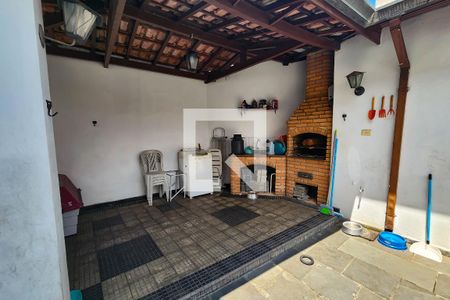 Casa à venda com 208m², 3 quartos e 4 vagasQuintal