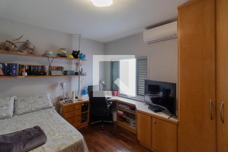 Casa à venda com 385m², 5 quartos e 6 vagas Casa à venda com 385m², 5 quartos e 6 vagasQuarto 3