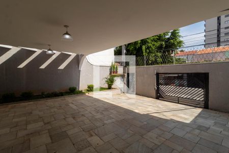 Casa à venda com 385m², 5 quartos e 6 vagas Casa à venda com 385m², 5 quartos e 6 vagasGaragem