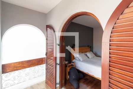 Casa à venda com 385m², 5 quartos e 6 vagas Casa à venda com 385m², 5 quartos e 6 vagasVaranda da Suíte