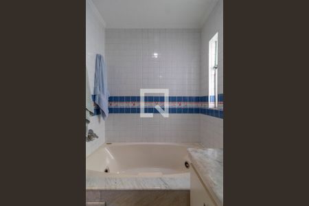 Casa à venda com 385m², 5 quartos e 6 vagas Casa à venda com 385m², 5 quartos e 6 vagasBanheiro 1