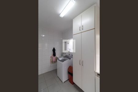 Casa à venda com 385m², 5 quartos e 6 vagas Casa à venda com 385m², 5 quartos e 6 vagasÁrea de Serviço