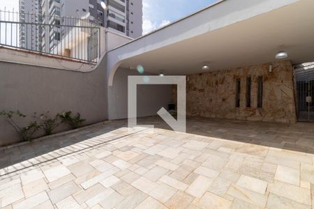 Casa à venda com 385m², 5 quartos e 6 vagas Casa à venda com 385m², 5 quartos e 6 vagasGaragem