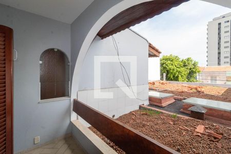 Casa à venda com 385m², 5 quartos e 6 vagas Casa à venda com 385m², 5 quartos e 6 vagasVaranda do Quarto 2