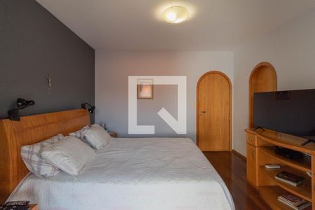 Casa à venda com 385m², 5 quartos e 6 vagas Casa à venda com 385m², 5 quartos e 6 vagasSuíte