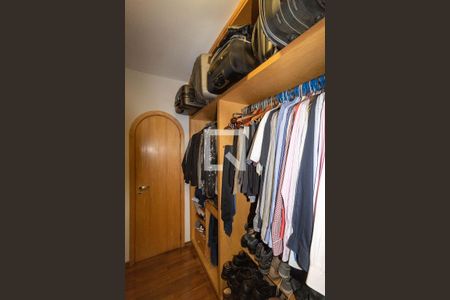 Casa à venda com 385m², 5 quartos e 6 vagas Casa à venda com 385m², 5 quartos e 6 vagasCloset da Suíte