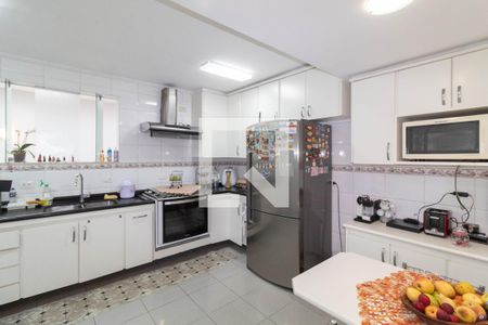 Casa à venda com 385m², 5 quartos e 6 vagas Casa à venda com 385m², 5 quartos e 6 vagasCozinha