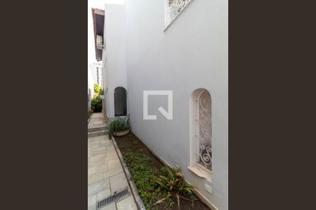 Casa à venda com 385m², 5 quartos e 6 vagas Casa à venda com 385m², 5 quartos e 6 vagasCorredor