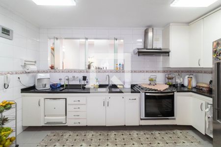 Casa à venda com 385m², 5 quartos e 6 vagas Casa à venda com 385m², 5 quartos e 6 vagasCozinha