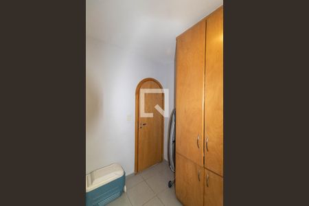 Casa à venda com 385m², 5 quartos e 6 vagas Casa à venda com 385m², 5 quartos e 6 vagasQuarto de Serviço