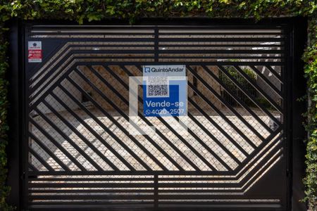 Casa à venda com 385m², 5 quartos e 6 vagas Casa à venda com 385m², 5 quartos e 6 vagasFachada com a Plaquinha Instalada