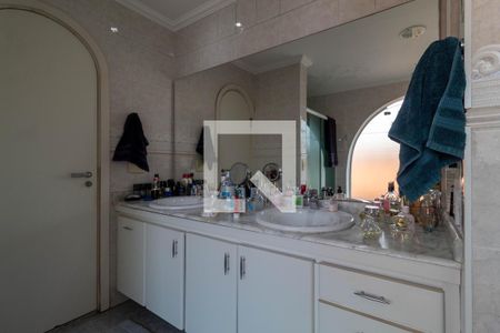 Casa à venda com 385m², 5 quartos e 6 vagas Casa à venda com 385m², 5 quartos e 6 vagasBanheiro da Suíte