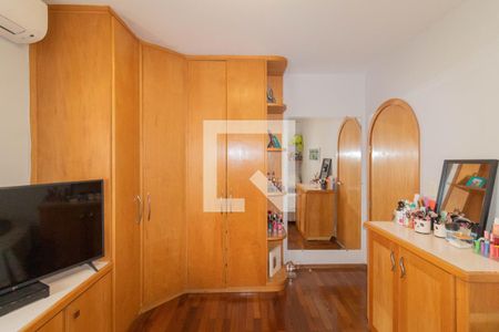 Casa à venda com 385m², 5 quartos e 6 vagas Casa à venda com 385m², 5 quartos e 6 vagasQuarto 3