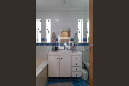 Casa à venda com 385m², 5 quartos e 6 vagas Casa à venda com 385m², 5 quartos e 6 vagasBanheiro 1