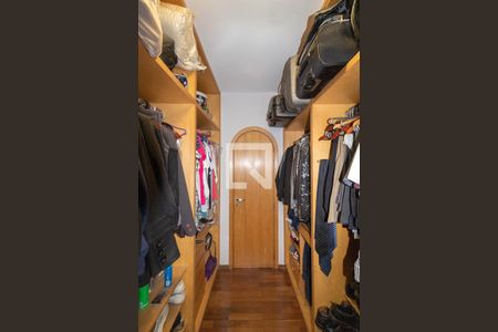 Casa à venda com 385m², 5 quartos e 6 vagas Casa à venda com 385m², 5 quartos e 6 vagasCloset da Suíte