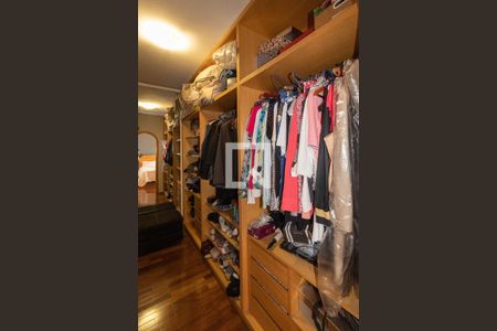 Casa à venda com 385m², 5 quartos e 6 vagas Casa à venda com 385m², 5 quartos e 6 vagasCloset da Suíte