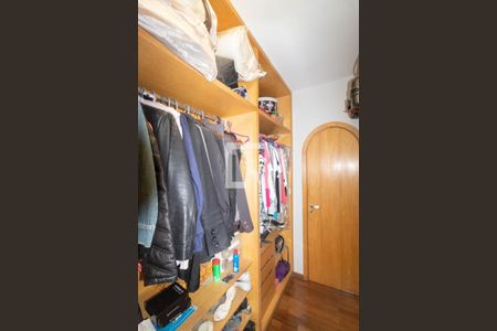 Casa à venda com 385m², 5 quartos e 6 vagas Casa à venda com 385m², 5 quartos e 6 vagasCloset da Suíte