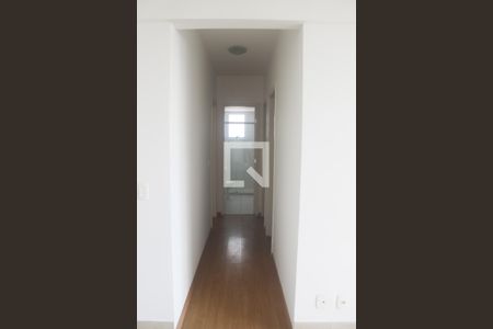 Corredor de acesso aos quartos de apartamento para alugar com 3 quartos, 86m² em Vila da Serra, Nova Lima
