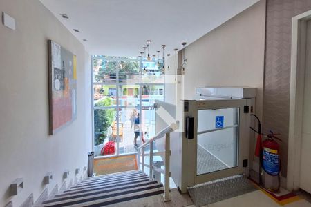 Apartamento à venda com 77m², 2 quartos e 1 vagaFachada e portaria