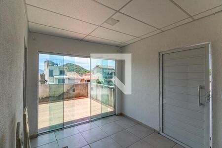 Sala de casa de condomínio para alugar com 2 quartos, 96m² em Vargem Pequena, Rio de Janeiro