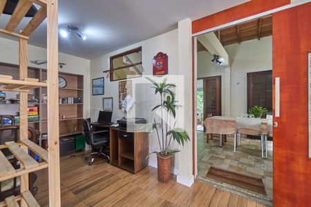 Casa à venda com 270m², 5 quartos e sem vaga Casa à venda com 270m², 5 quartos e sem vagaEscritorio