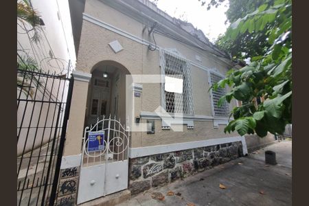 Casa à venda com 270m², 5 quartos e sem vaga Casa à venda com 270m², 5 quartos e sem vagaFachada