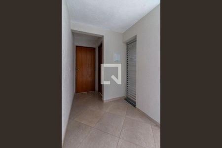 Corredor de apartamento para alugar com 2 quartos, 32m² em Jardim Ruth, São Paulo