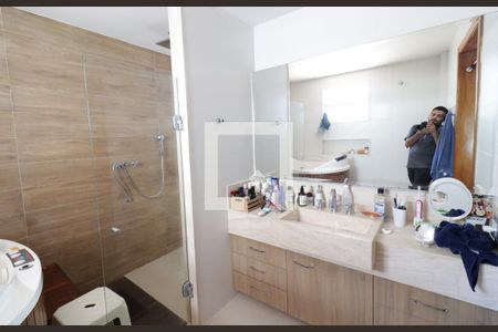 Casa à venda com 680m², 5 quartos e 5 vagasBanheiro da Suíte 2