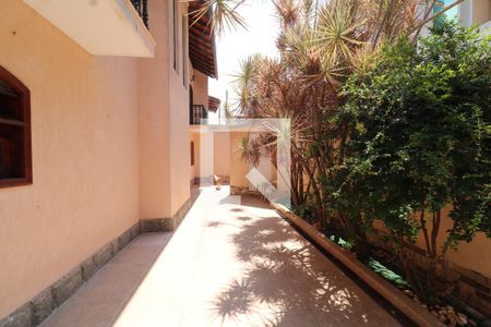 Casa à venda com 680m², 5 quartos e 5 vagasEntrada