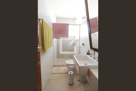 Casa à venda com 680m², 5 quartos e 5 vagasBanheiro Social