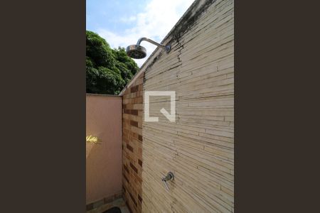 Casa à venda com 680m², 5 quartos e 5 vagasChuveiro da Piscina