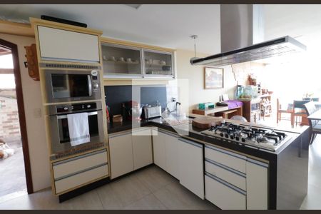 Casa à venda com 680m², 5 quartos e 5 vagasCozinha