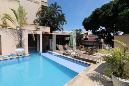 Casa à venda com 680m², 5 quartos e 5 vagasPiscina