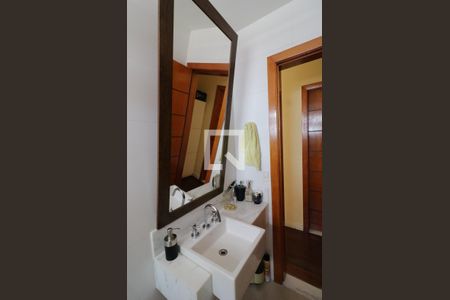 Casa à venda com 680m², 5 quartos e 5 vagasBanheiro Social