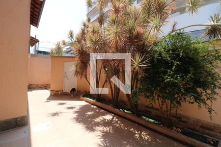 Casa à venda com 680m², 5 quartos e 5 vagasEntrada