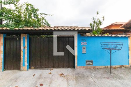Casa à venda com 225m², 4 quartos e 1 vaga Casa à venda com 225m², 4 quartos e 1 vagaFachada