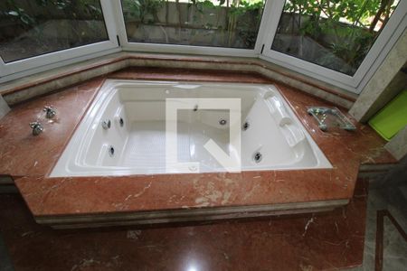 Casa à venda com 800m², 5 quartos e 8 vagasBanheiro da Suíte 1