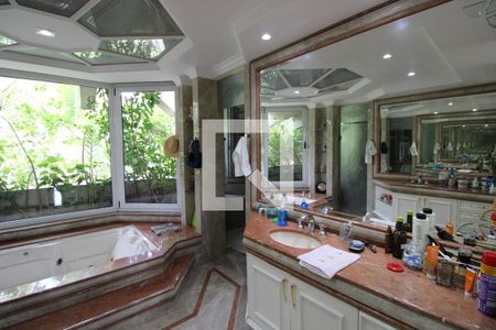 Casa à venda com 800m², 5 quartos e 8 vagasBanheiro da Suíte 1