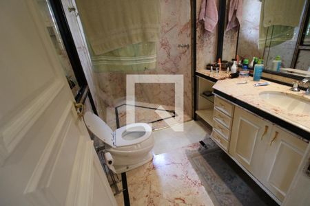 Casa à venda com 800m², 5 quartos e 8 vagasBanheiro da Suíte 2