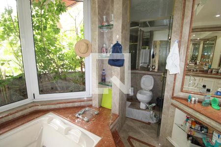 Casa à venda com 800m², 5 quartos e 8 vagasBanheiro da Suíte 1